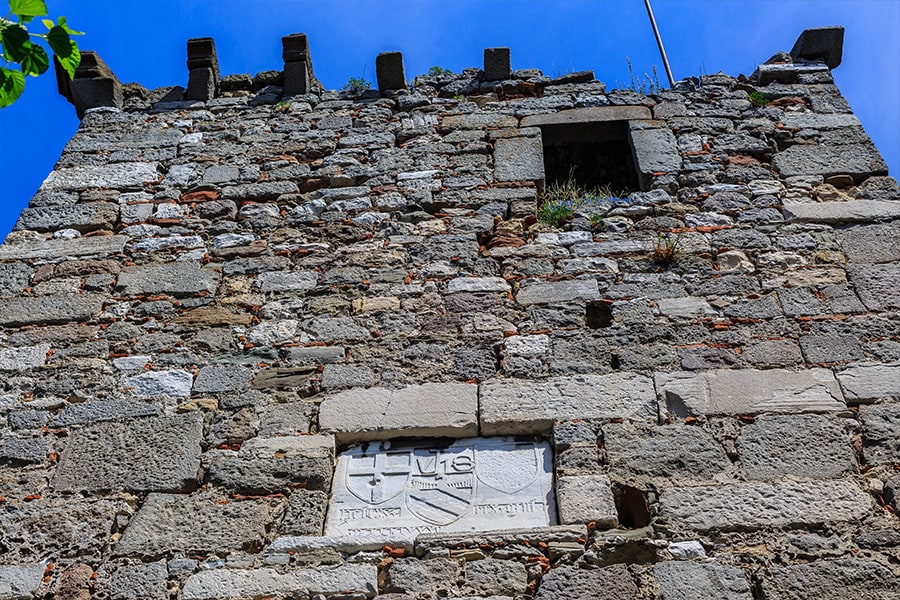 Amasra Kalesi'nin taş surları ve çevresindeki tarihî doku