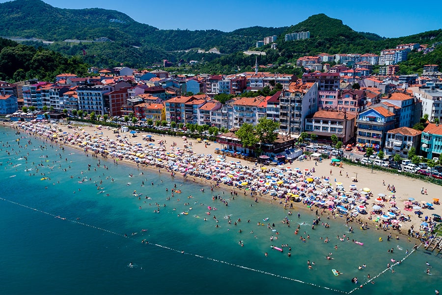 Amasra Büyük Liman Plajı ve çevresindeki kıyı görünümü
