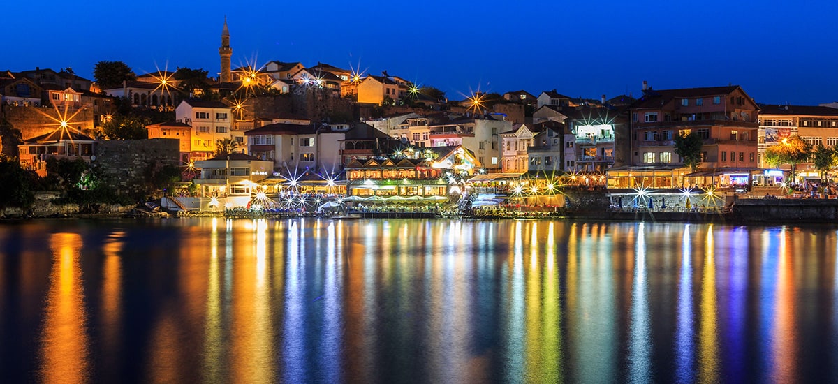 Amasra Çekiciler Çarşısı'ndaki dar sokak ve ahşap dükkânlar