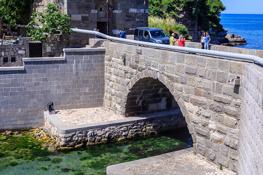 Amasra'da Kaleiçi ile Boztepe arasındaki Kemere Köprüsü