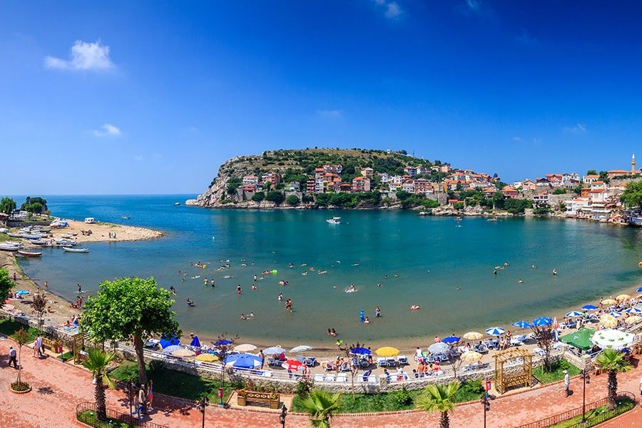 Amasra merkezindeki Küçük Liman Plajı
